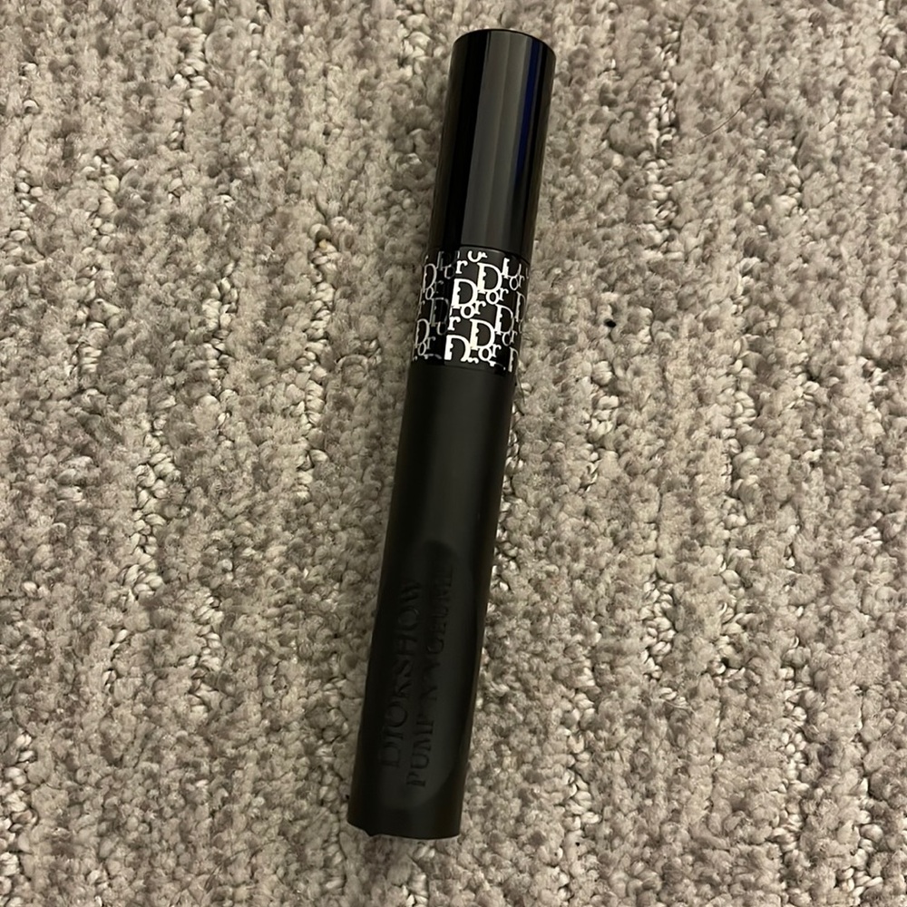 Dior pump n volume mascara on black